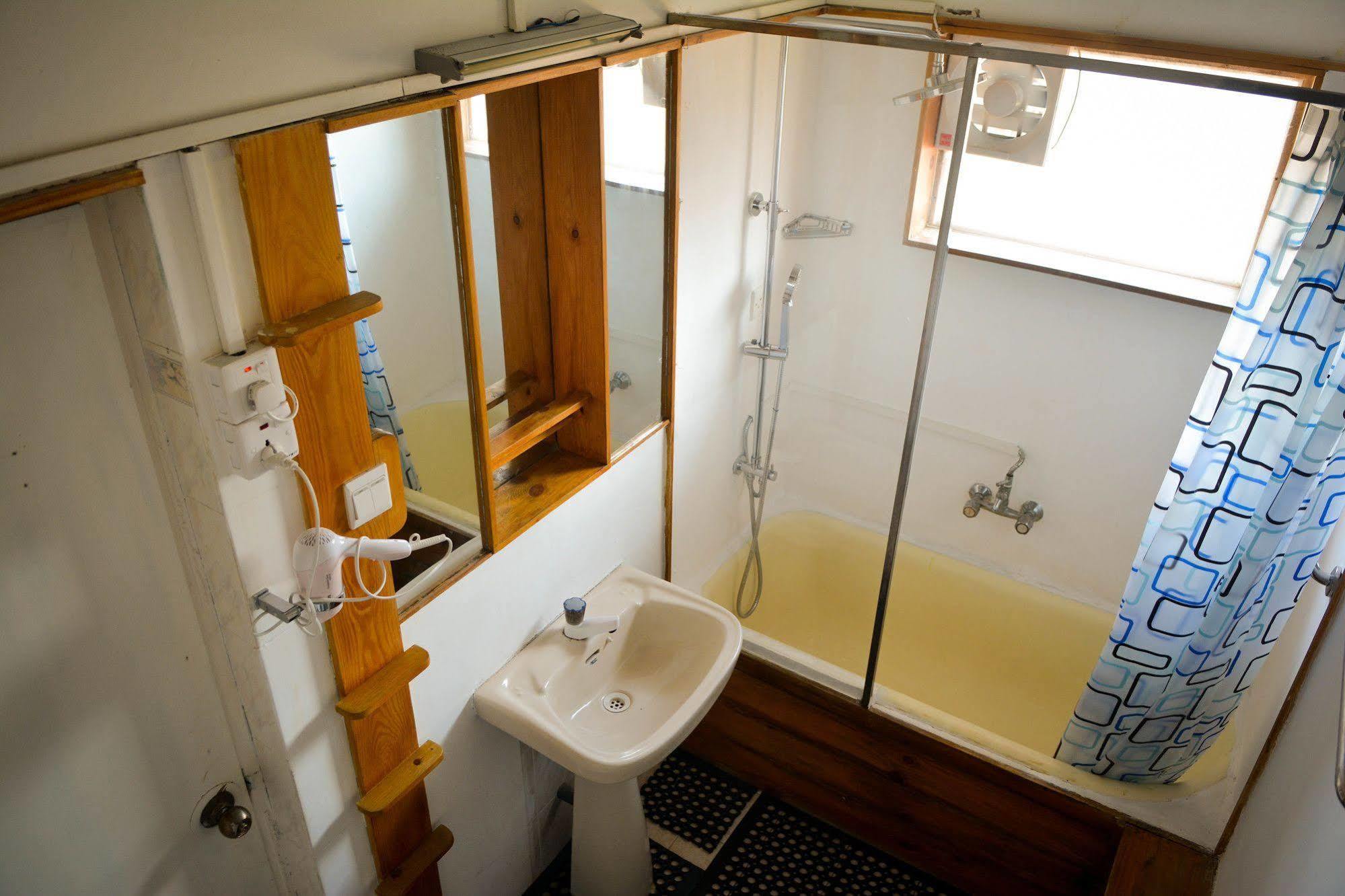Explore Hostels Negombo Kochchikade Ngoại thất bức ảnh